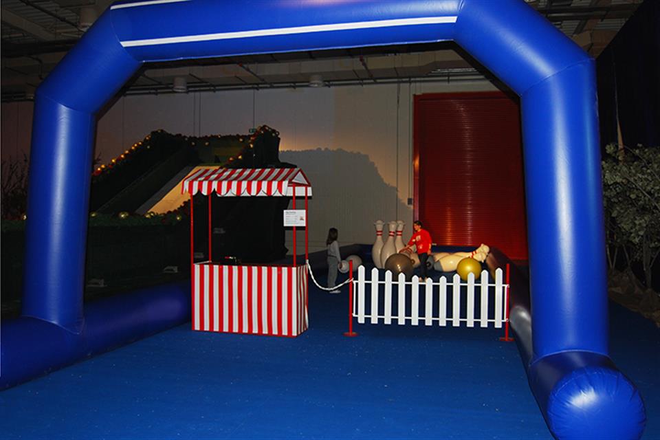 Inflatable barrier with arch by airgame